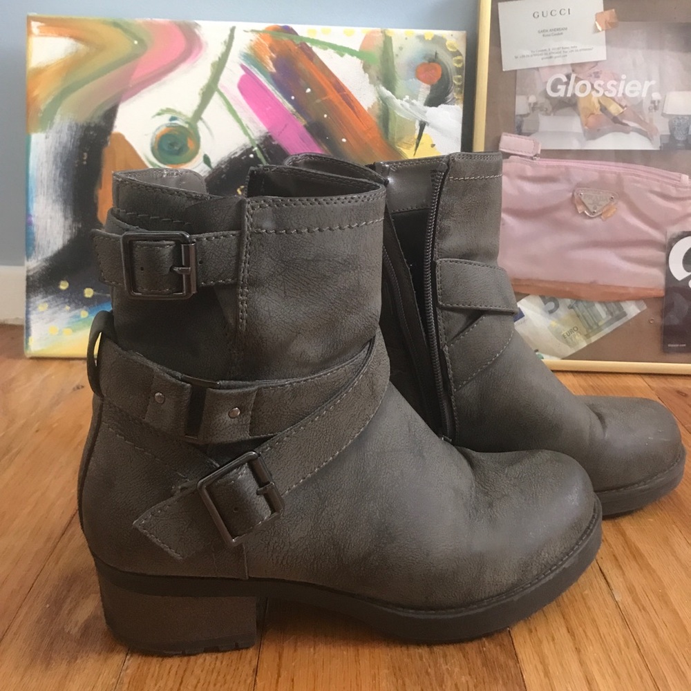 Vintage-looking Ankle Booties